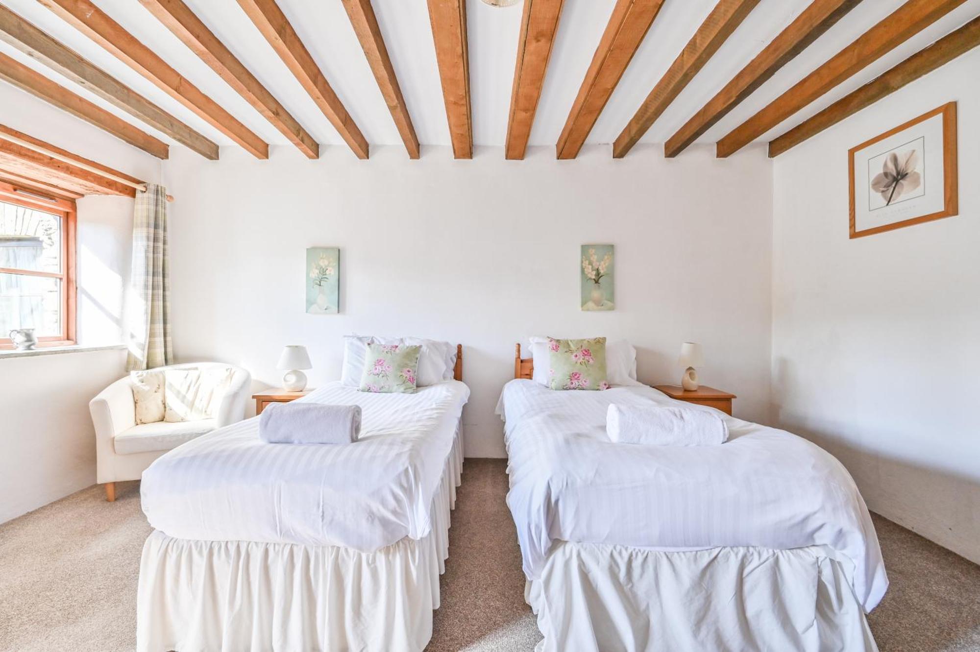 Polean Farm Cottages - With Free Animal Feeding And Pony Rides And Free Access To A Nearby Pool 루 객실 사진