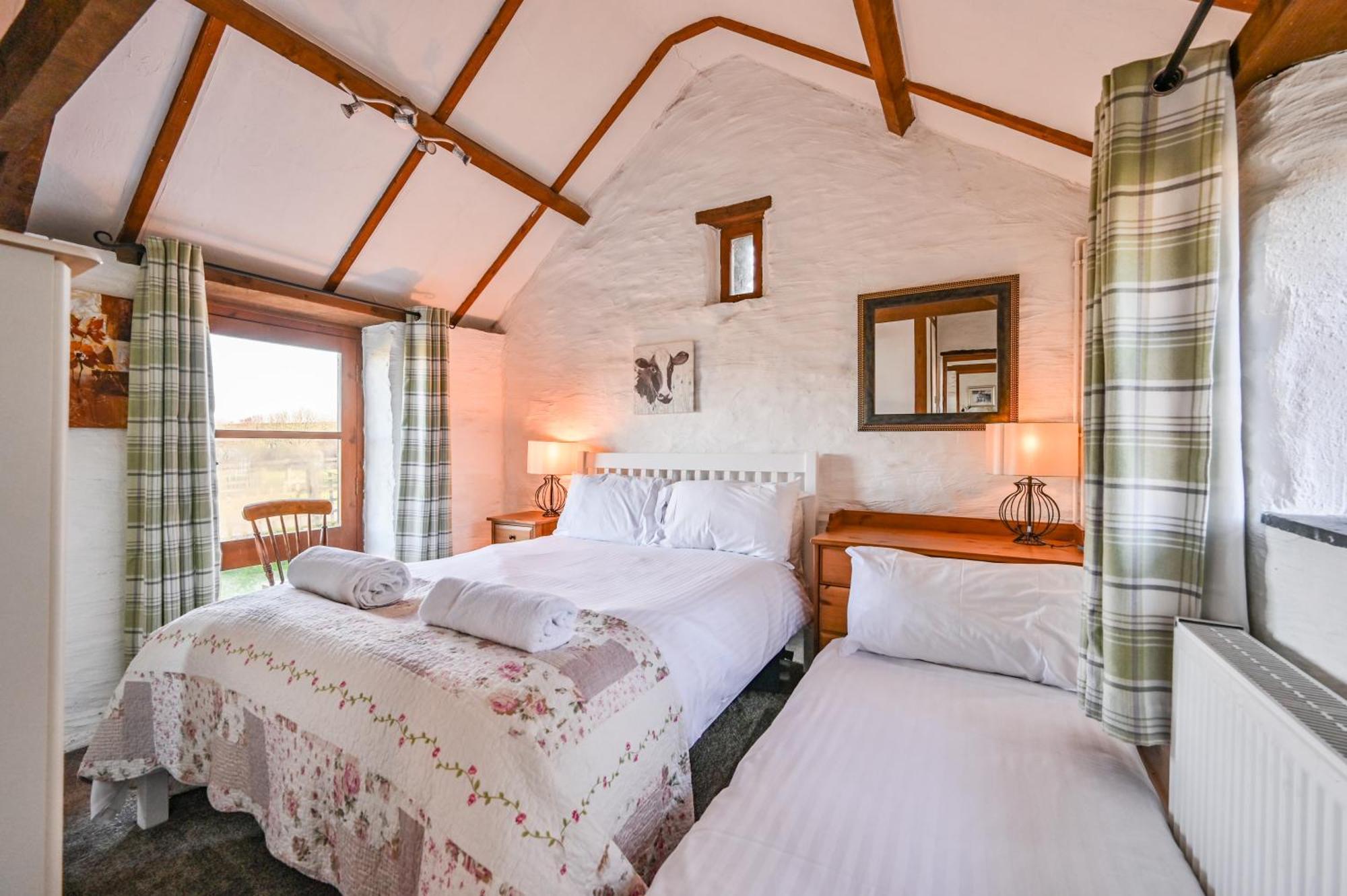Polean Farm Cottages - With Free Animal Feeding And Pony Rides And Free Access To A Nearby Pool 루 객실 사진