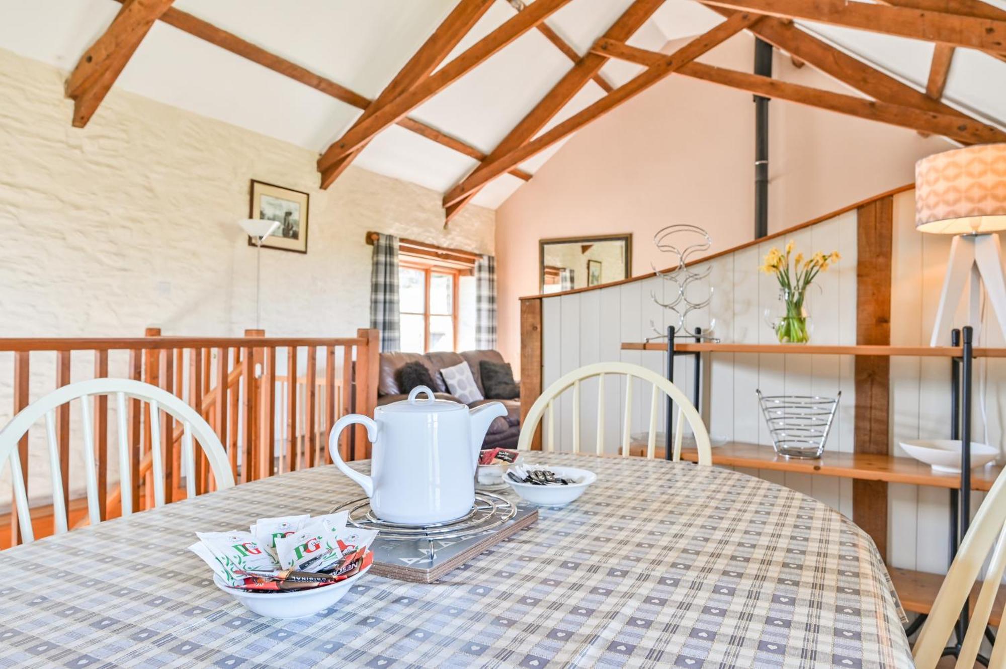 Polean Farm Cottages - With Free Animal Feeding And Pony Rides And Free Access To A Nearby Pool 루 객실 사진